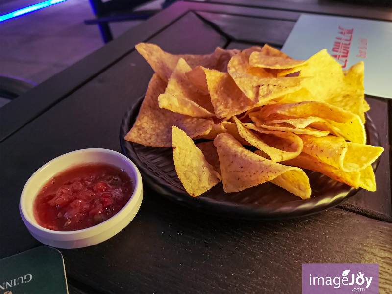 墨西哥玉米片和蕃茄醬 (Tortilla Chips with Tomato salsa dip)