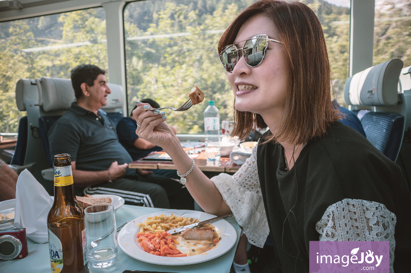 冰河列車上進餐